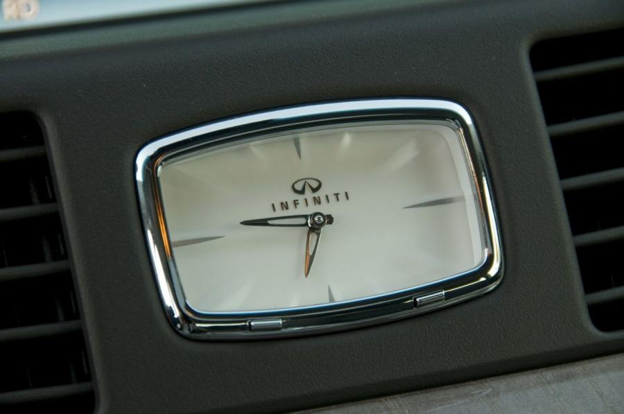  Infiniti M37 2011 года  (фото 22 из 41)